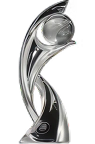 Un trophée de football moderne en argent brillant avec un design abstrait et une sphère.